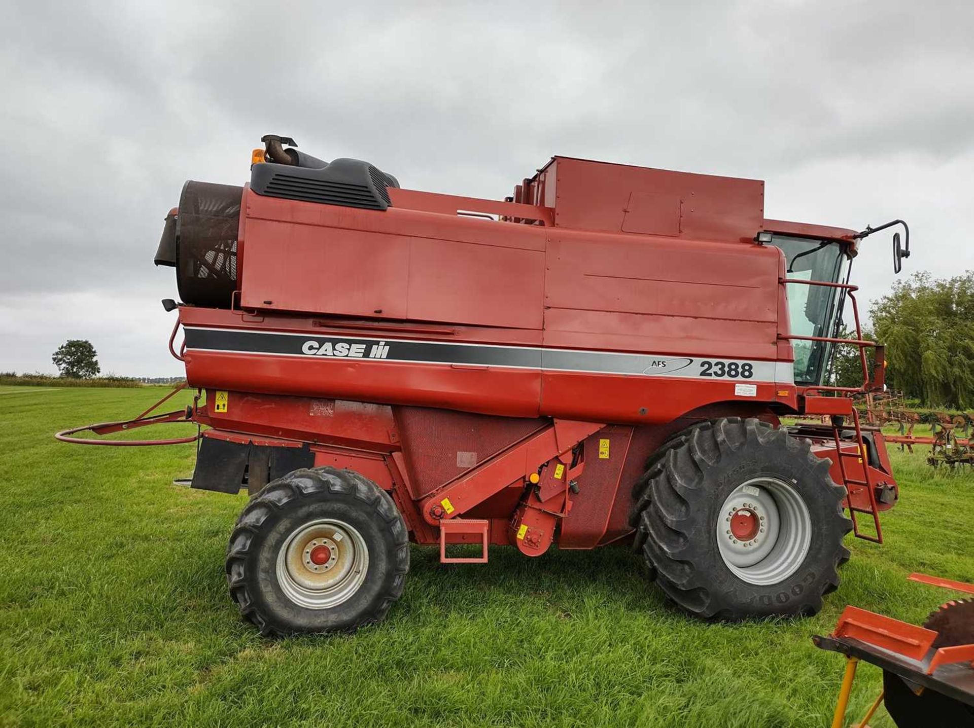 18ft Case 2388 Combine Harvester with Straw Chopper (Reg. Y998 0BJ) (Engine Hours 2644 Hours) with - Image 3 of 9