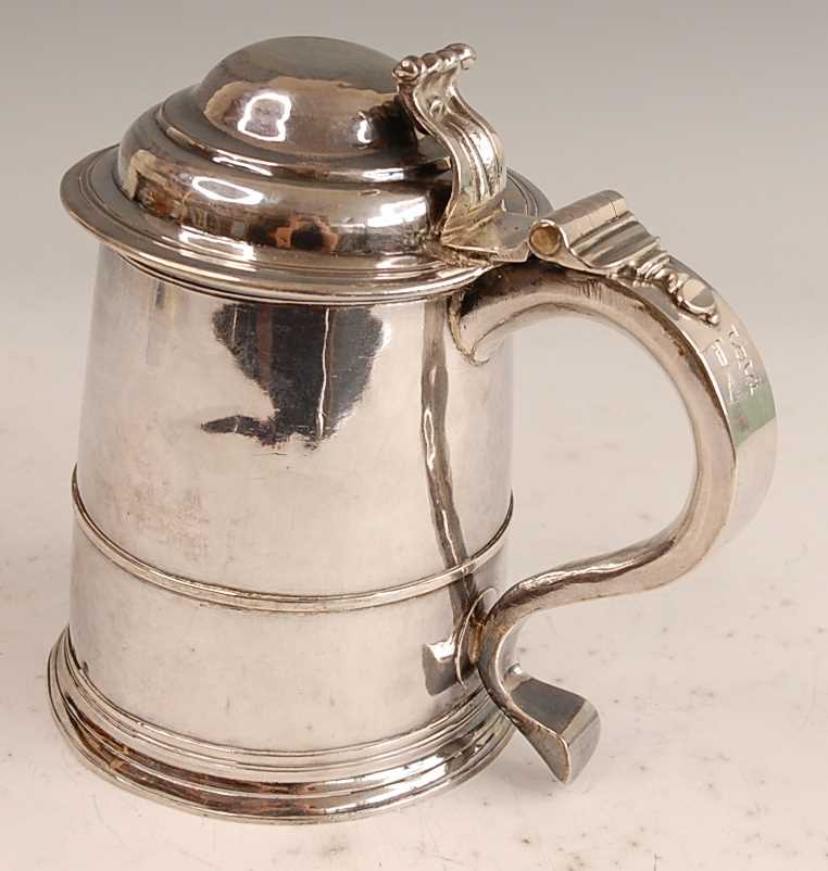 A George I silver lidded tankard, of plain tapering cylindrical form with banded girdle, having - Image 4 of 19