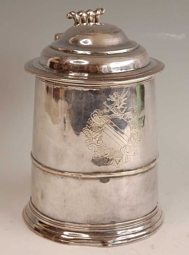 A George I silver lidded tankard, of plain tapering cylindrical form with banded girdle, having - Image 3 of 19