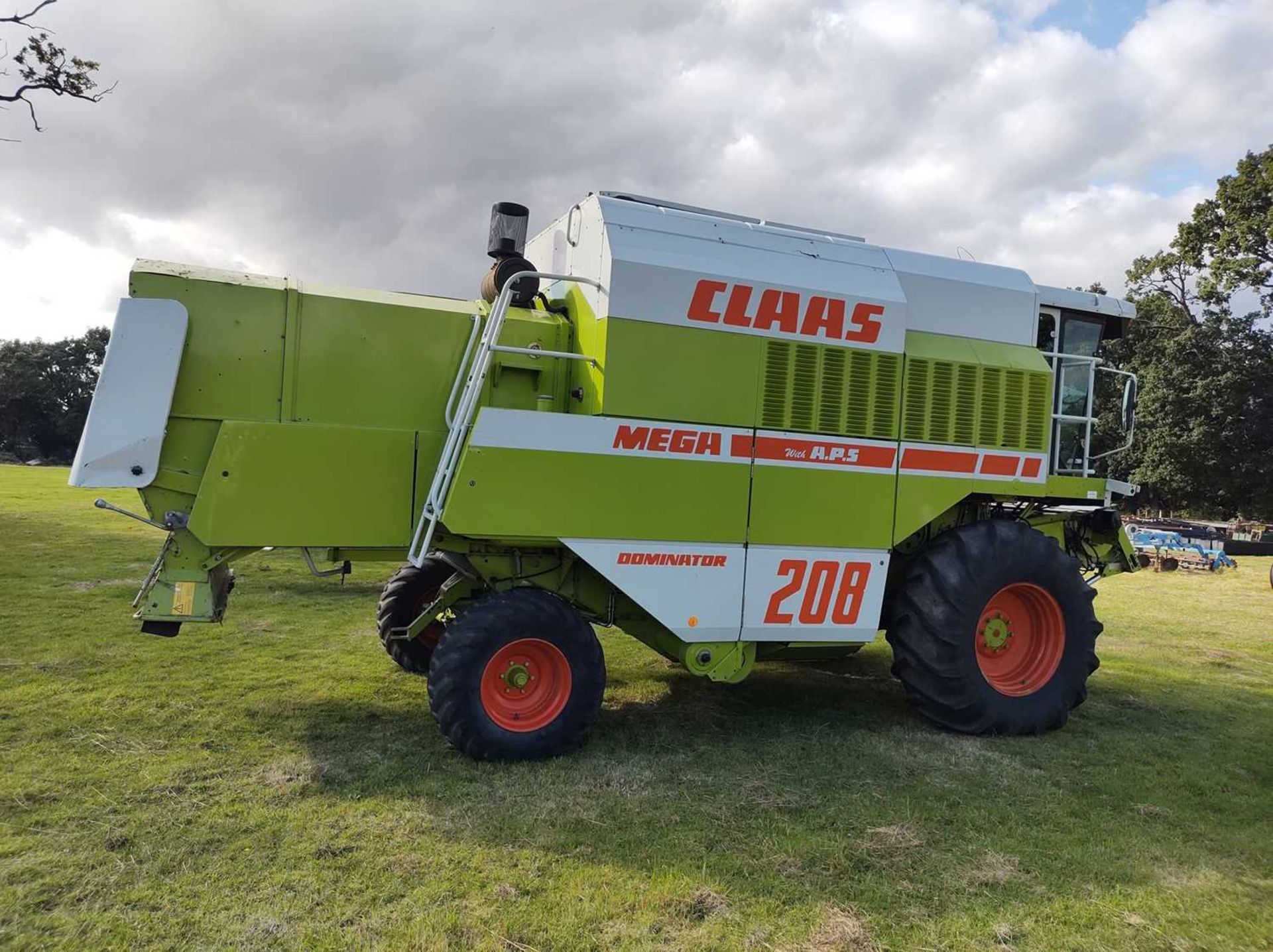 1995 Claas Mega 208 Combine Harvester with 6m Contour Header 3,482 Hrs - Image 3 of 10