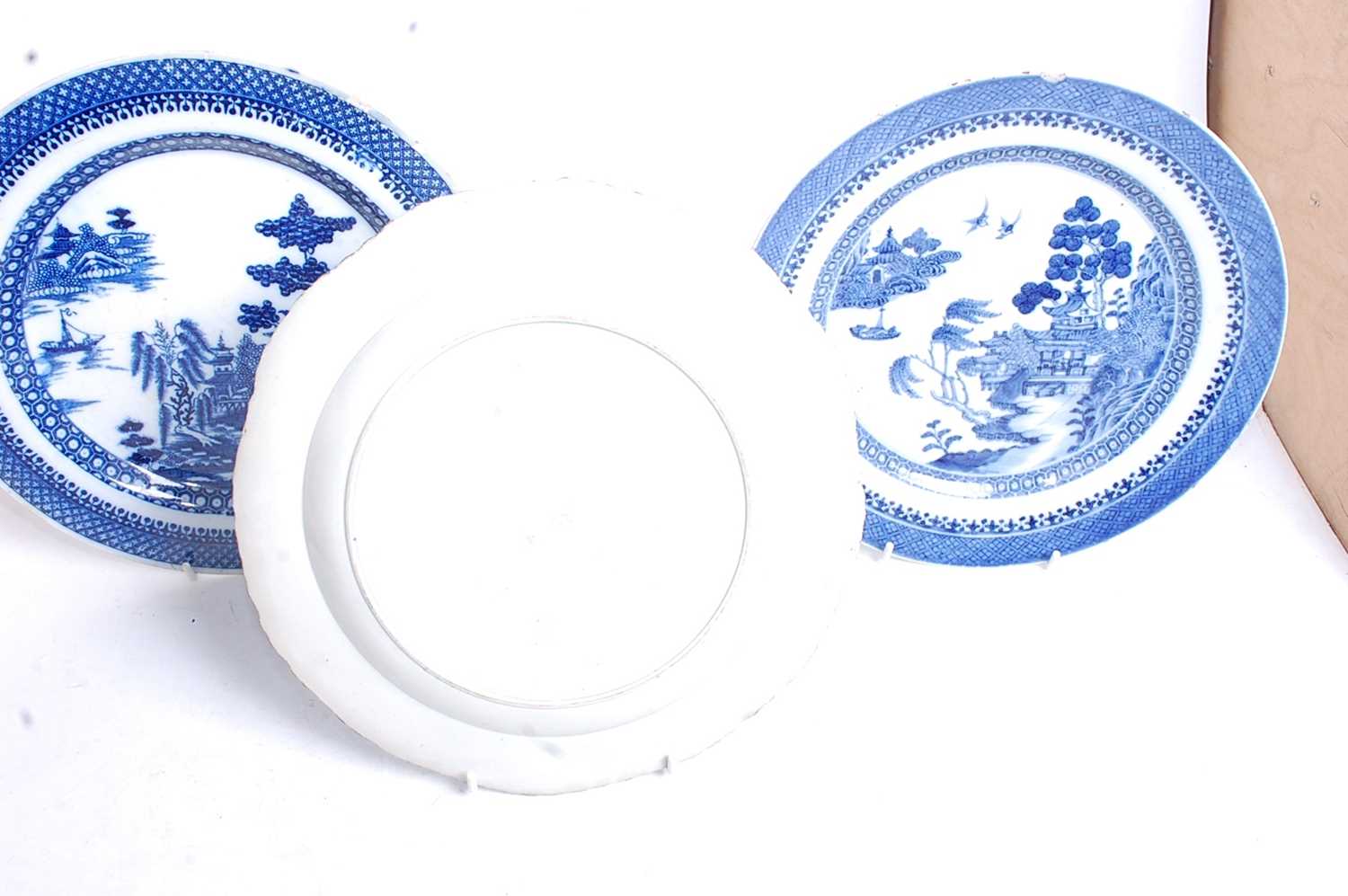 An 18th century blue and white pearlware plate, decorated in cobalt blue with a Chinese figure - Image 6 of 12