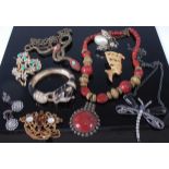 Assorted costume jewellery to include hinge bangle, dress rings, brooches, etcCondition report: