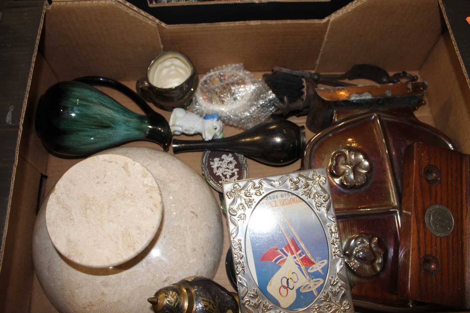 Two boxes of mixed effects to include; a 1930s oak mantel clock, polished marble fruit bowl, - Image 2 of 4