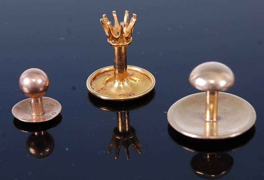 An 18ct gold collar stud, 3g, together with two 9ct gold examples, 2.1g (3)