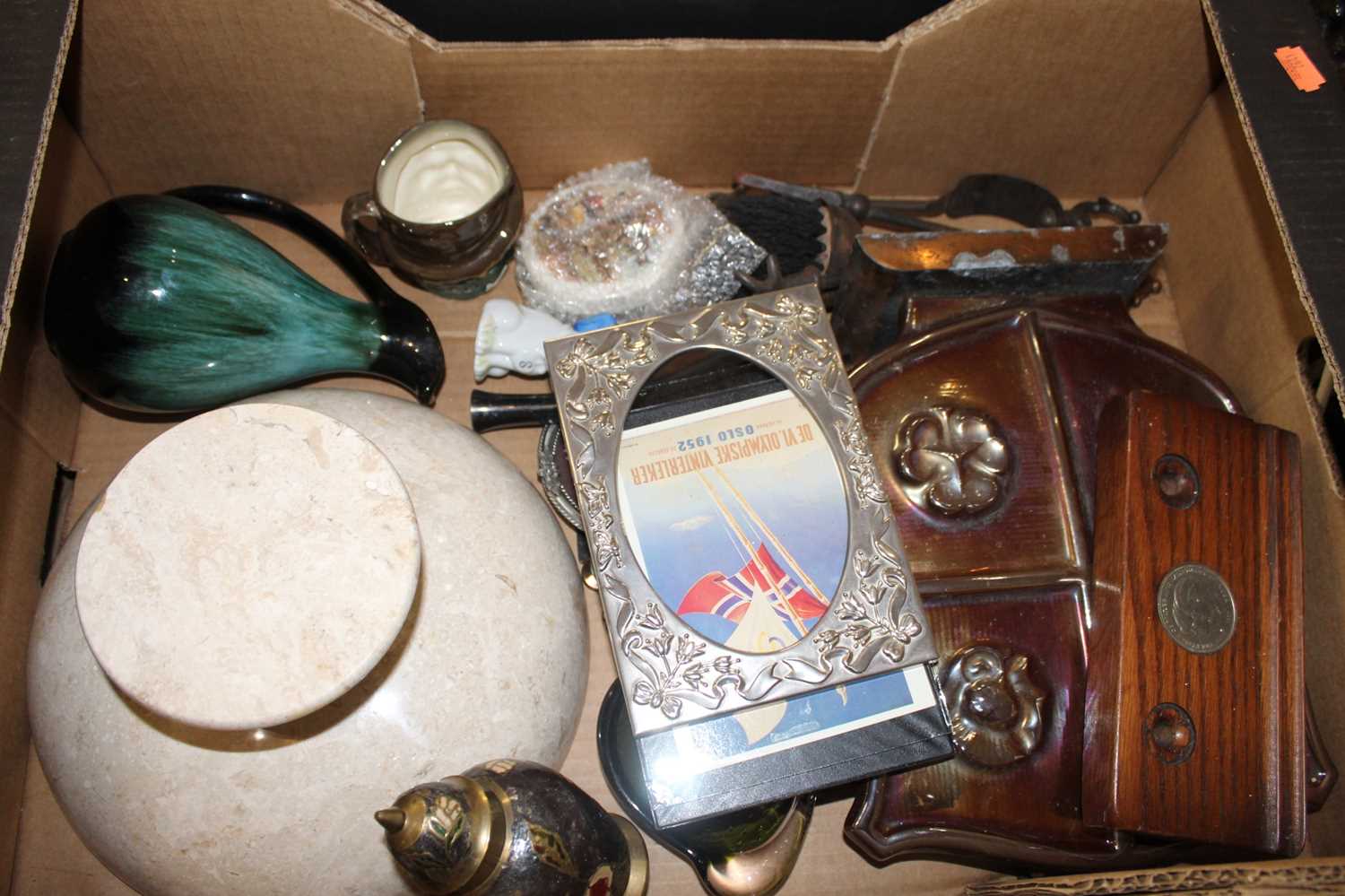 Two boxes of mixed effects to include; a 1930s oak mantel clock, polished marble fruit bowl, - Image 4 of 4