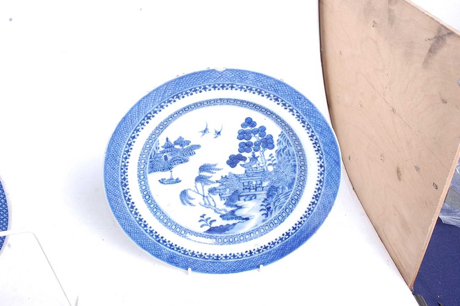 An 18th century blue and white pearlware plate, decorated in cobalt blue with a Chinese figure - Image 7 of 12