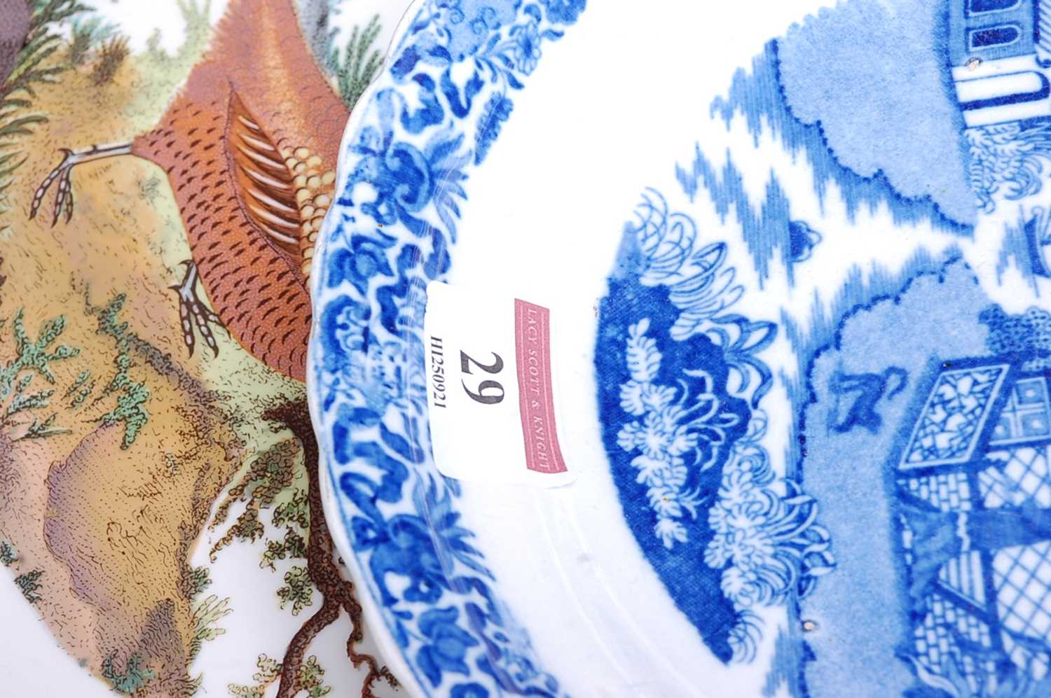 An 18th century blue and white pearlware plate, decorated in cobalt blue with a Chinese figure - Image 11 of 12