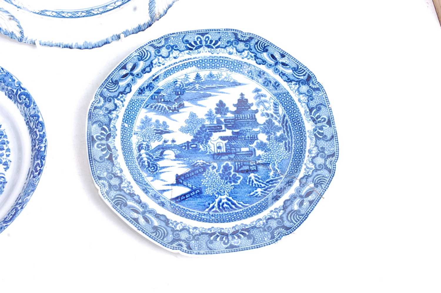 An 18th century blue and white pearlware plate, decorated in cobalt blue with a Chinese figure - Image 2 of 12