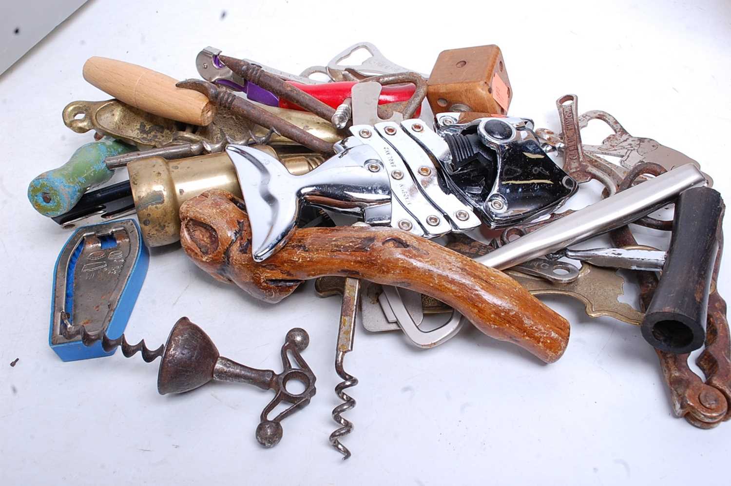 A collection of miscellaneous items to include brass barrel corkscrew, various other corkscrews, - Image 3 of 3