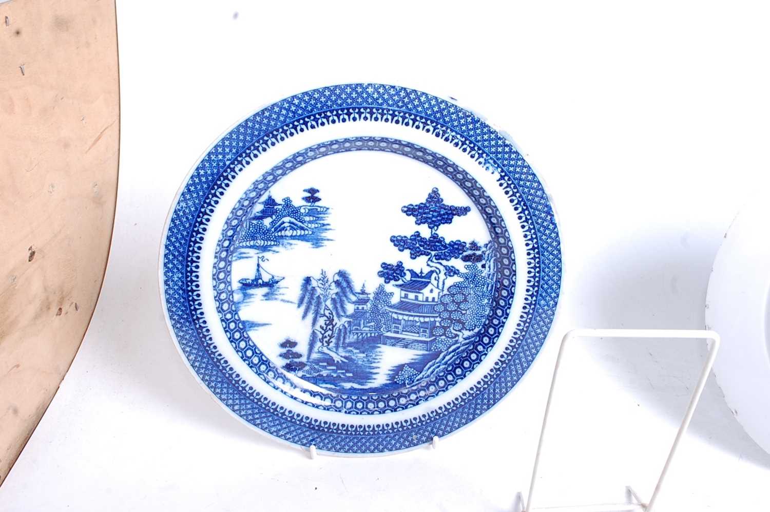 An 18th century blue and white pearlware plate, decorated in cobalt blue with a Chinese figure - Image 9 of 12