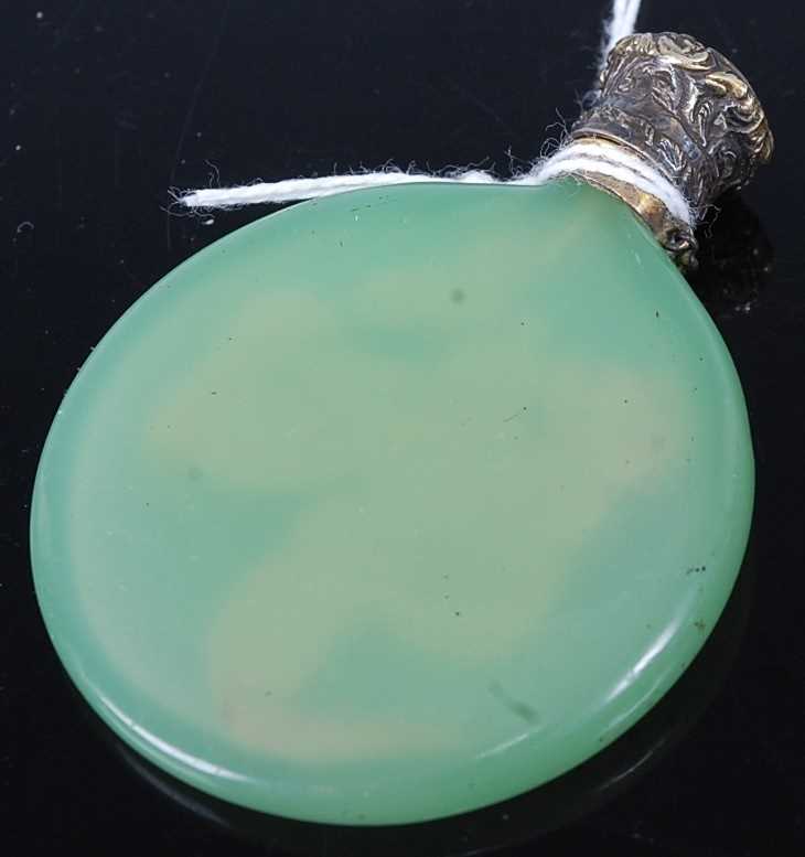 A green jade ovoid scent bottle having lightly etched decoration of a bird amidst flowering branches - Image 2 of 3