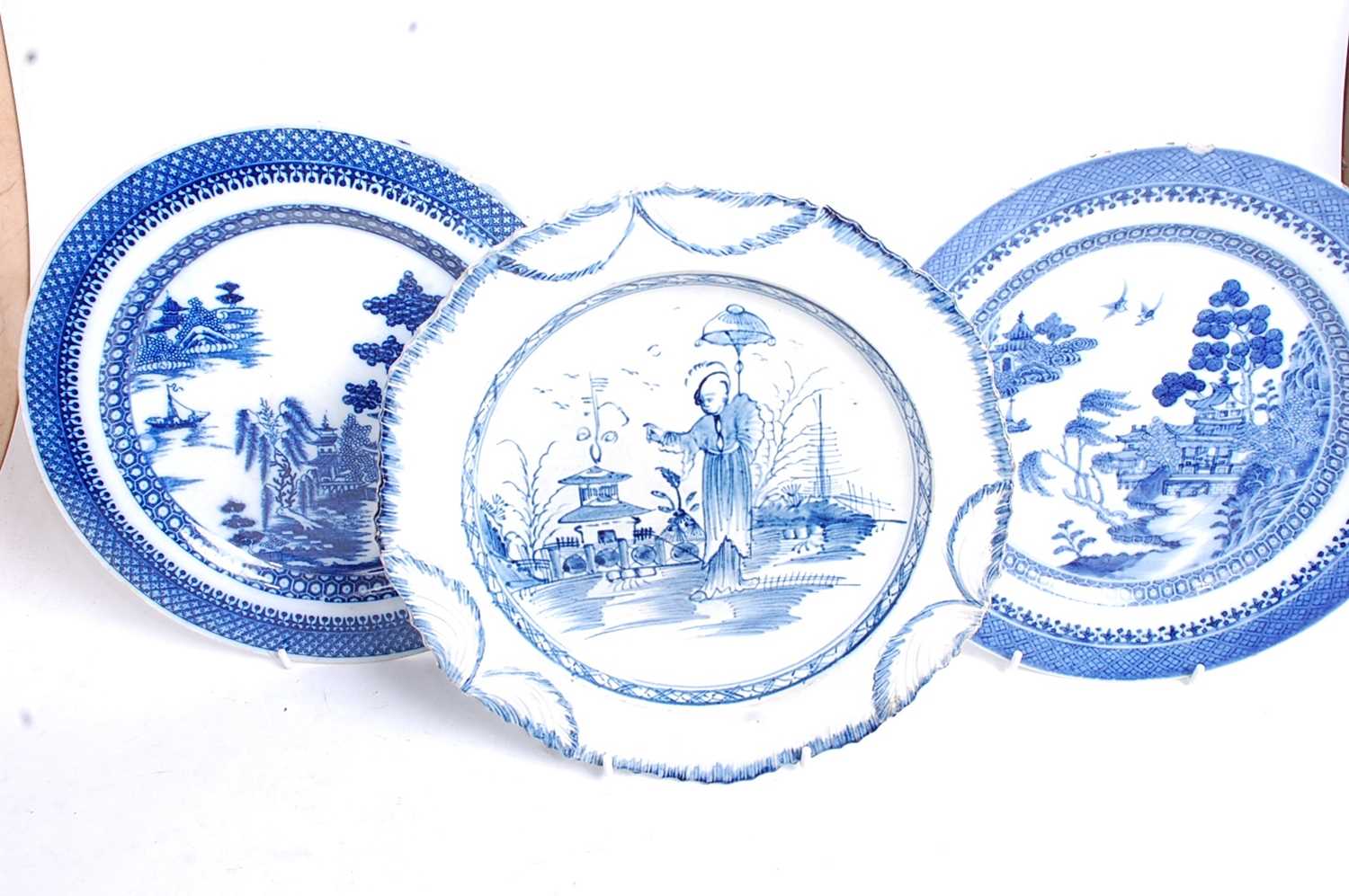 An 18th century blue and white pearlware plate, decorated in cobalt blue with a Chinese figure - Image 5 of 12