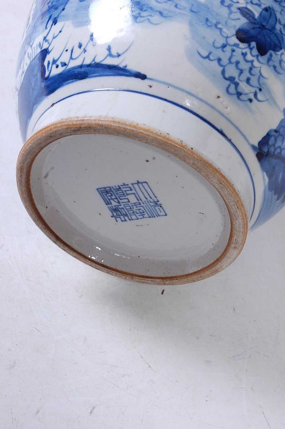 A Chinese export blue and white vase, having an onion top to a baluster body, underglaze blue - Image 5 of 5