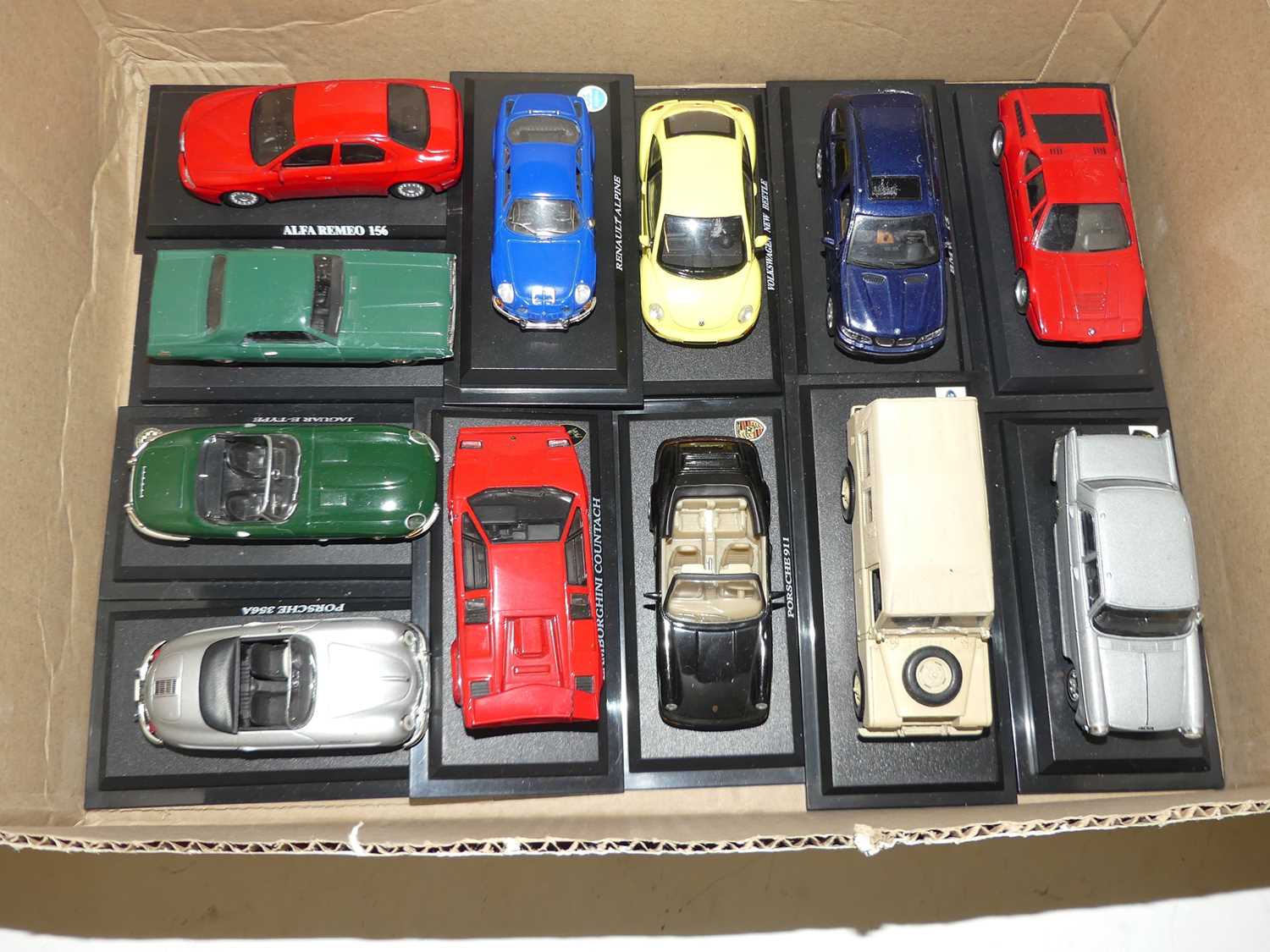 Five boxes of modern issue diecast models, unboxed, many on integral plinths (approx 150) - Image 3 of 5