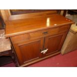 An Edwardian oak ledgeback double door side cupboard, having single frieze drawer, width 107cm