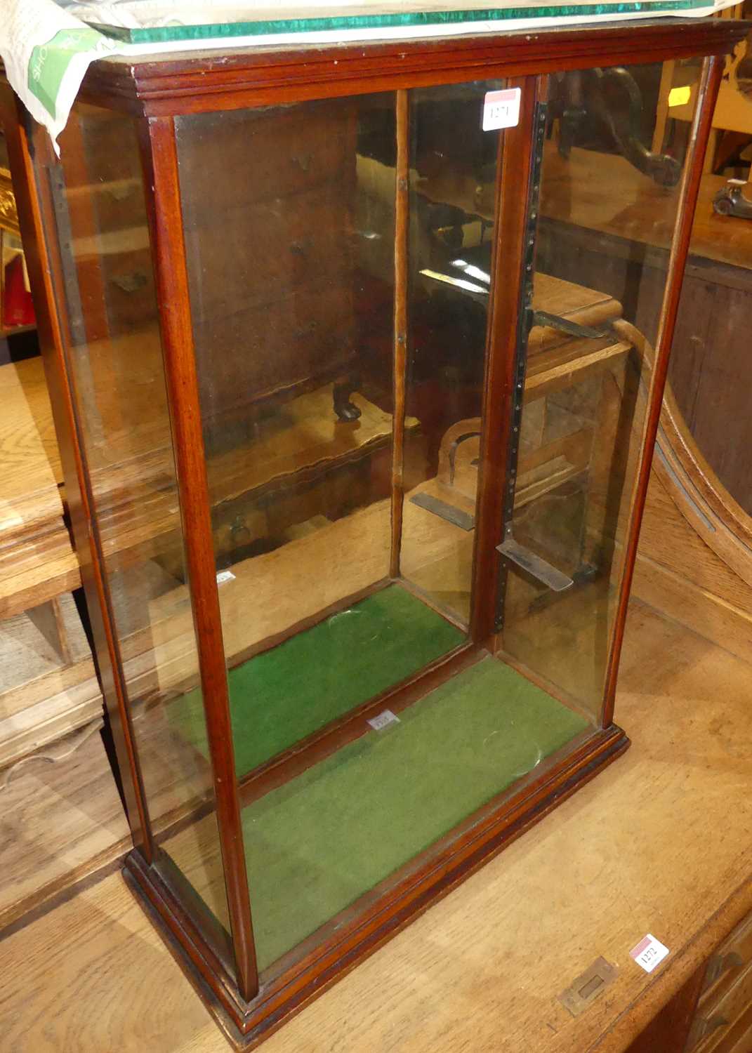 A circa 1900 mahogany table-top glazed shop display cabinet, having mirrored inset single rear door,