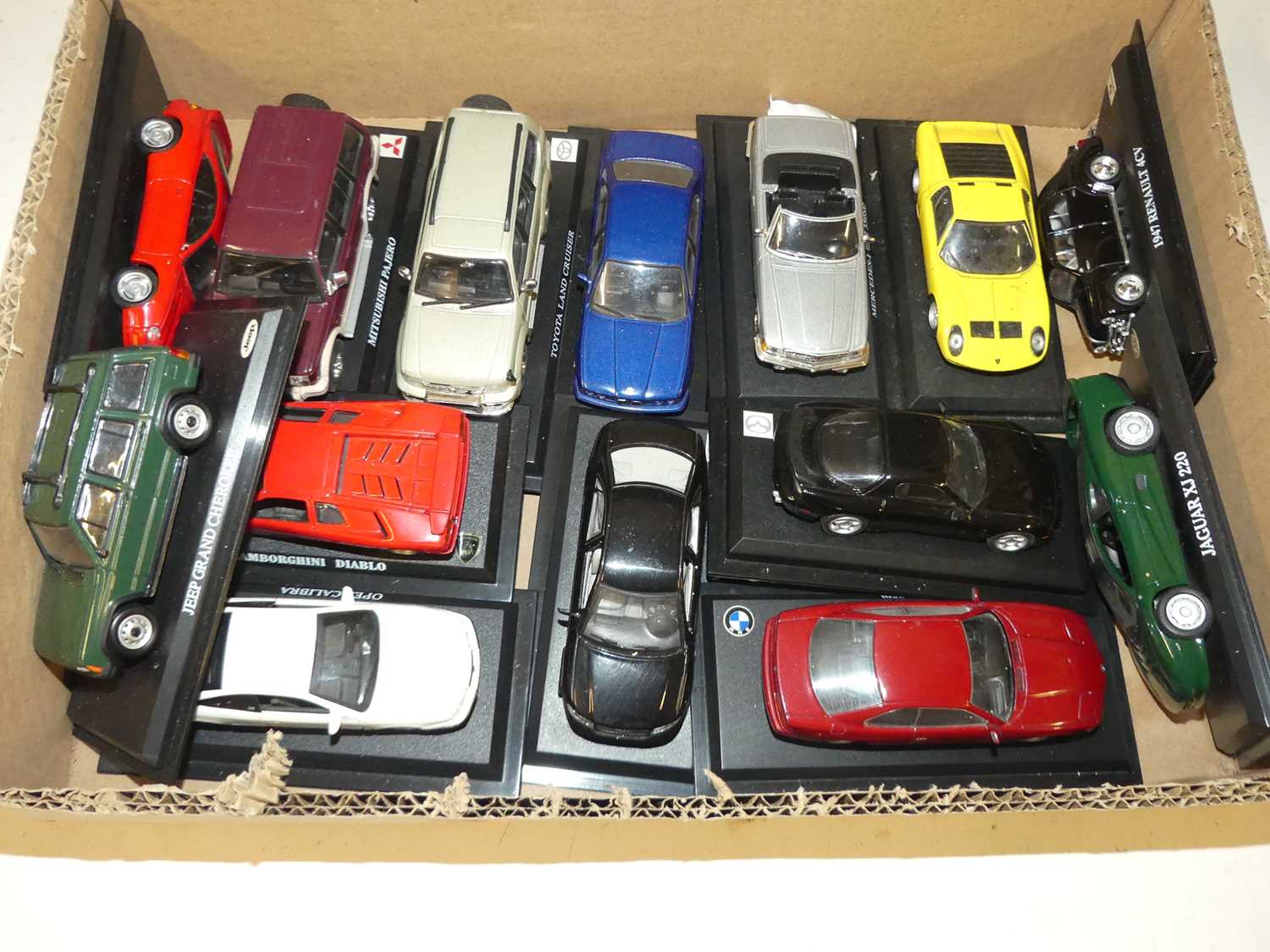 Five boxes of modern issue diecast models, unboxed, many on integral plinths (approx 150) - Image 4 of 5