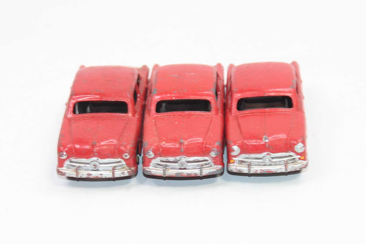 Dinky Toys 139a original Trade box containing 3 ford "Fordor" Sadan saloon cars, all in red with - Image 2 of 3