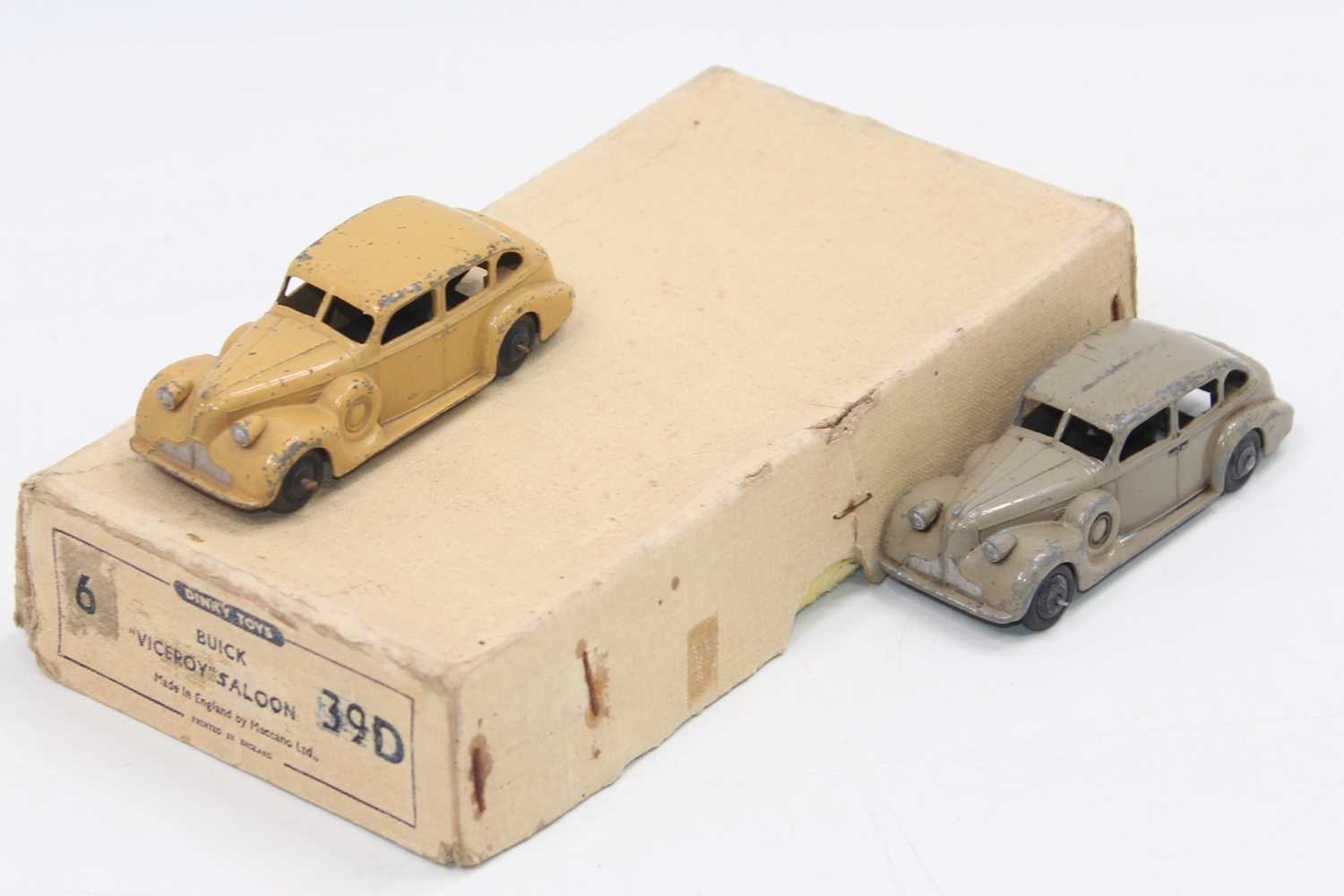 Dinky toys no.39d Buick "Viceroy" saloon original Trade box with 2 original age-worn models.