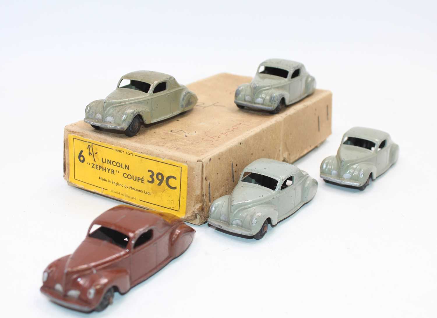 Dinky Toys No.39c Lincoln Zephyr Coupe Trade box complete with inner dividers, together with 5