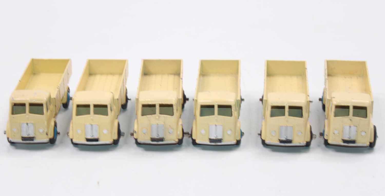 Dinky Toys 25r original Trade box containing 6 "Forward Control" Lorries in cream 3 with blue hubs - Image 2 of 3