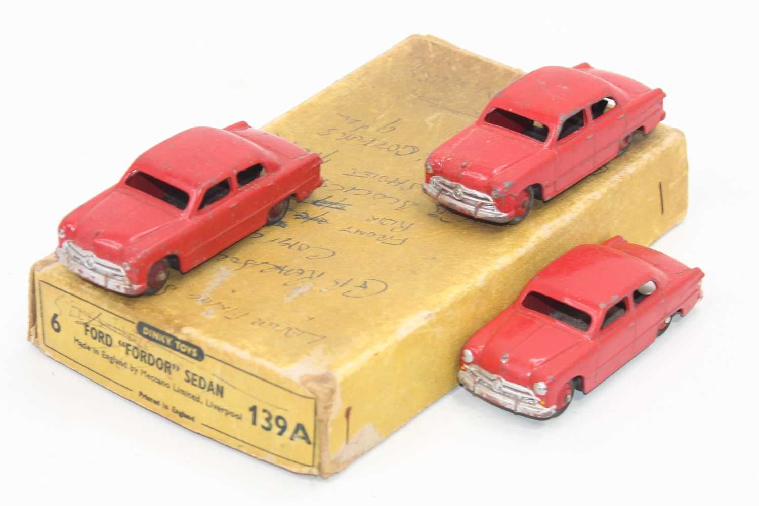 Dinky Toys 139a original Trade box containing 3 ford "Fordor" Sadan saloon cars, all in red with