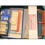 Large tray containing Hornby Dublo D1 items: through station; Island Platform, both with ramps (E-