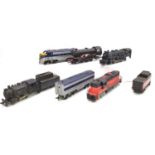 Small tray of HO unboxed American outline locos – 2 diesels and 2 steam outline (A/f)