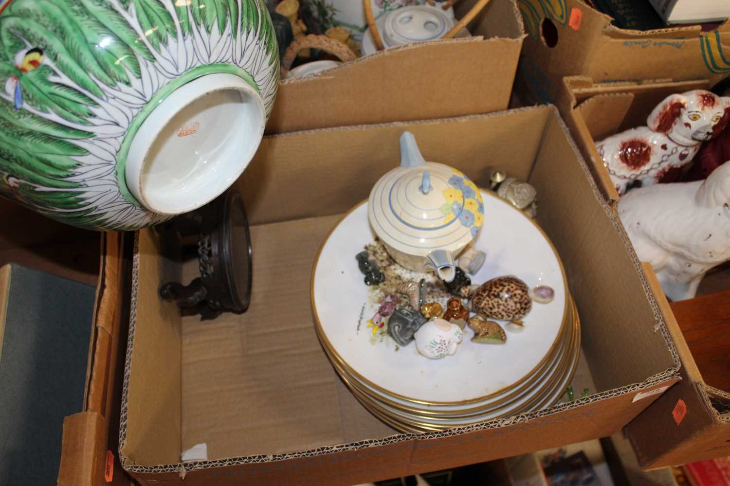 Two boxes containing a collection of ceramics, to include a Chinese Republic period porcelain bowl - Bild 2 aus 3