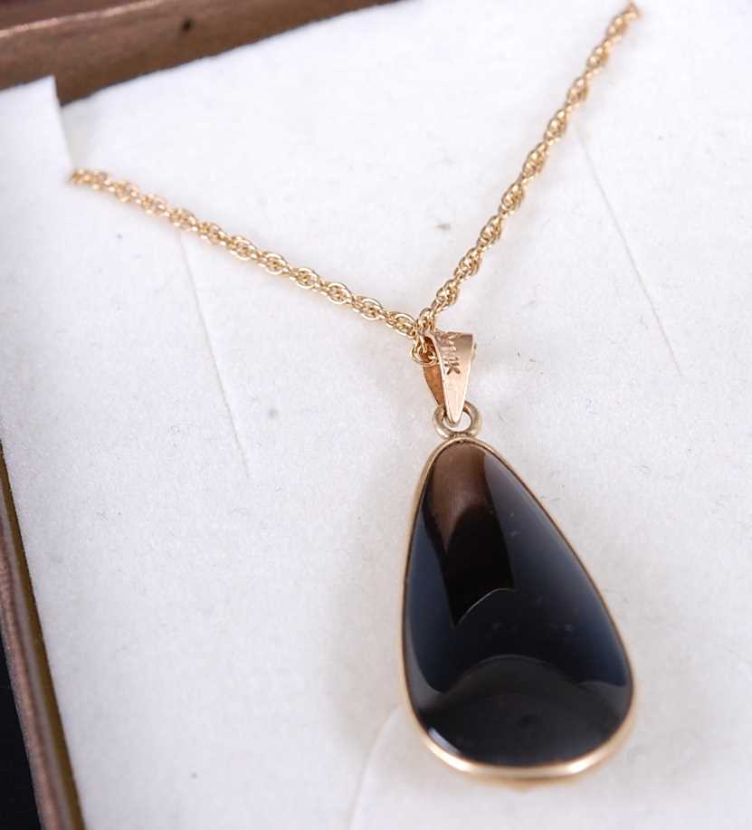 A 9ct gold and black onyx set tear drop pendant on fine link neck chain, pendant height 25mm - Image 2 of 2