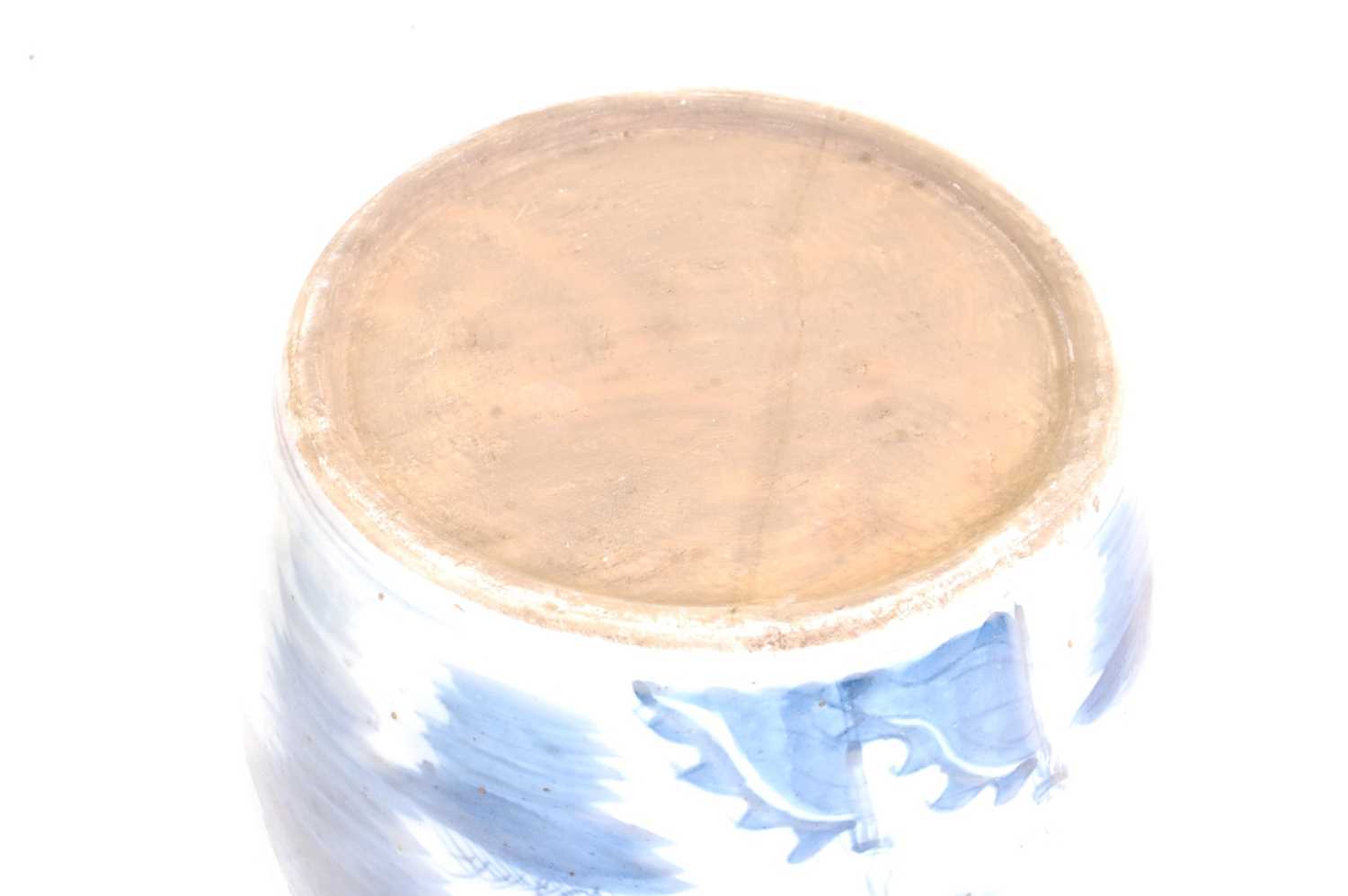 A Chinese export blue and white glazed stoneware ginger jar and cover, decorated with a battle scene - Image 3 of 5