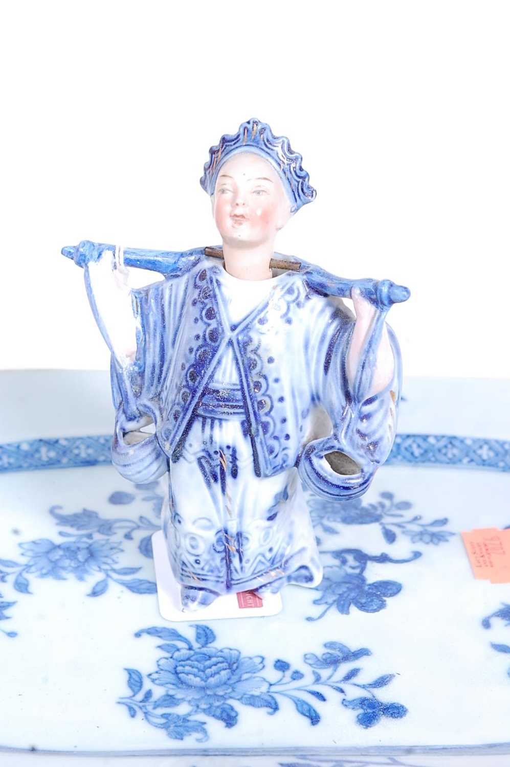 An 18th century Chinese blue and white glazed octagonal dish, with floral decoration within a diaper - Image 2 of 4