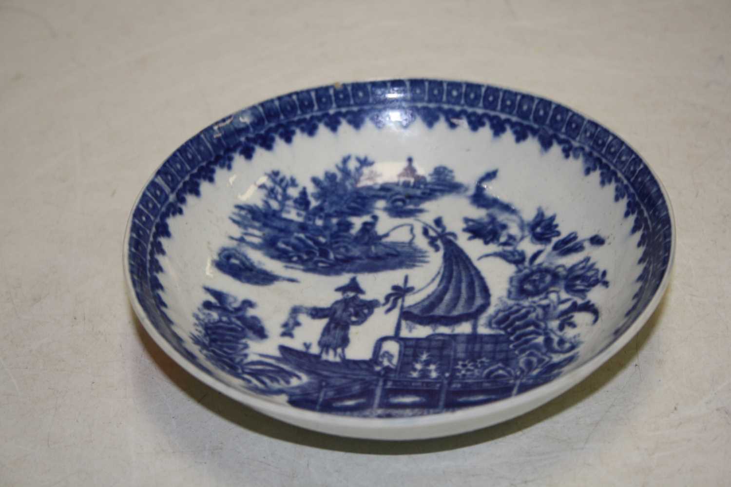 An 18th century Worcester porcelain bowl underglaze blue decorated with a Chinese figure on a junk - Bild 3 aus 4