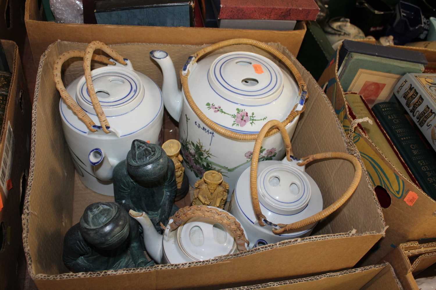 Two boxes containing a collection of ceramics, to include a Chinese Republic period porcelain bowl - Bild 3 aus 3