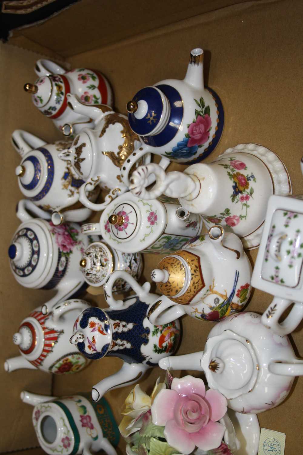 A collection of 20th century miniature porcelain teapots - Bild 3 aus 3