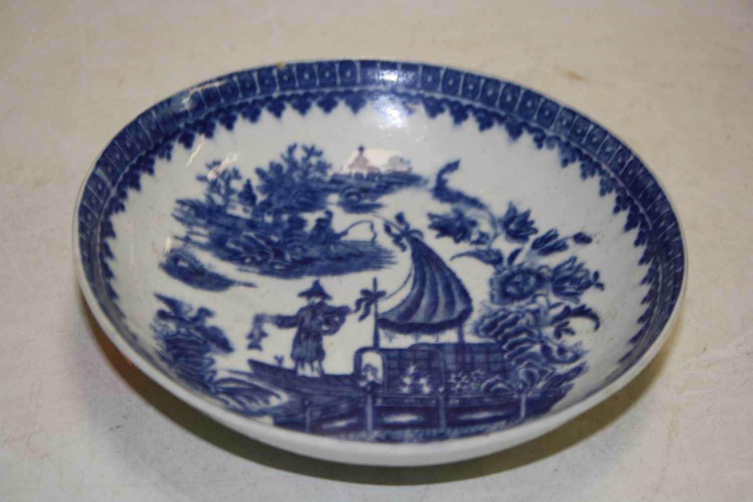 An 18th century Worcester porcelain bowl underglaze blue decorated with a Chinese figure on a junk - Bild 4 aus 4