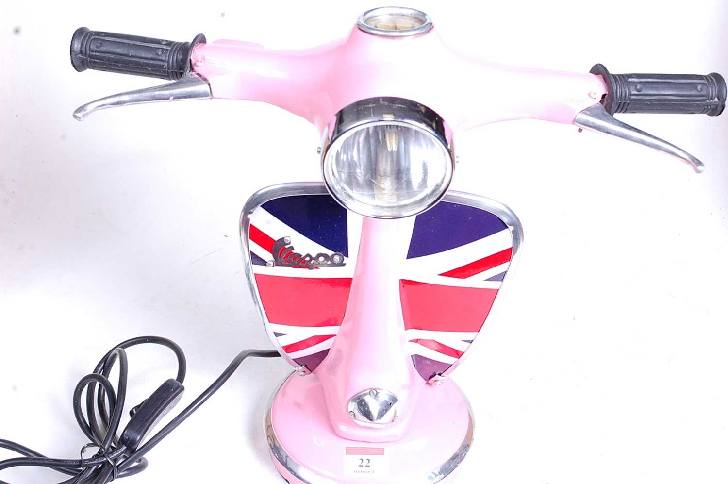 A modern pink painted desk lamp in the form of a Vespa moped, h.33cm - Image 2 of 4