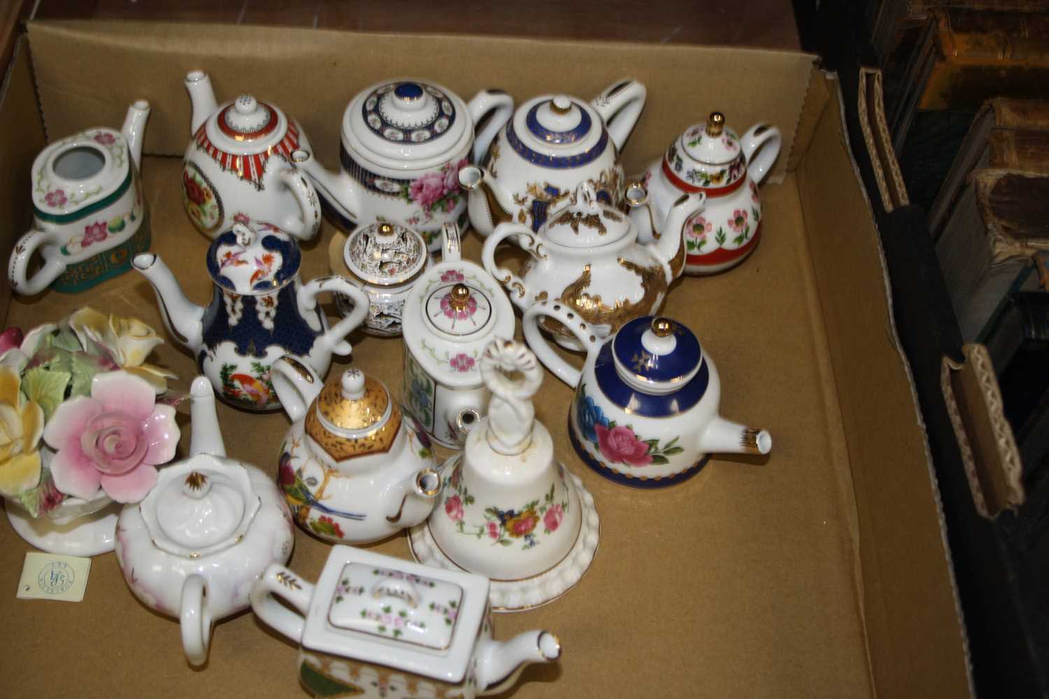 A collection of 20th century miniature porcelain teapots - Bild 2 aus 3