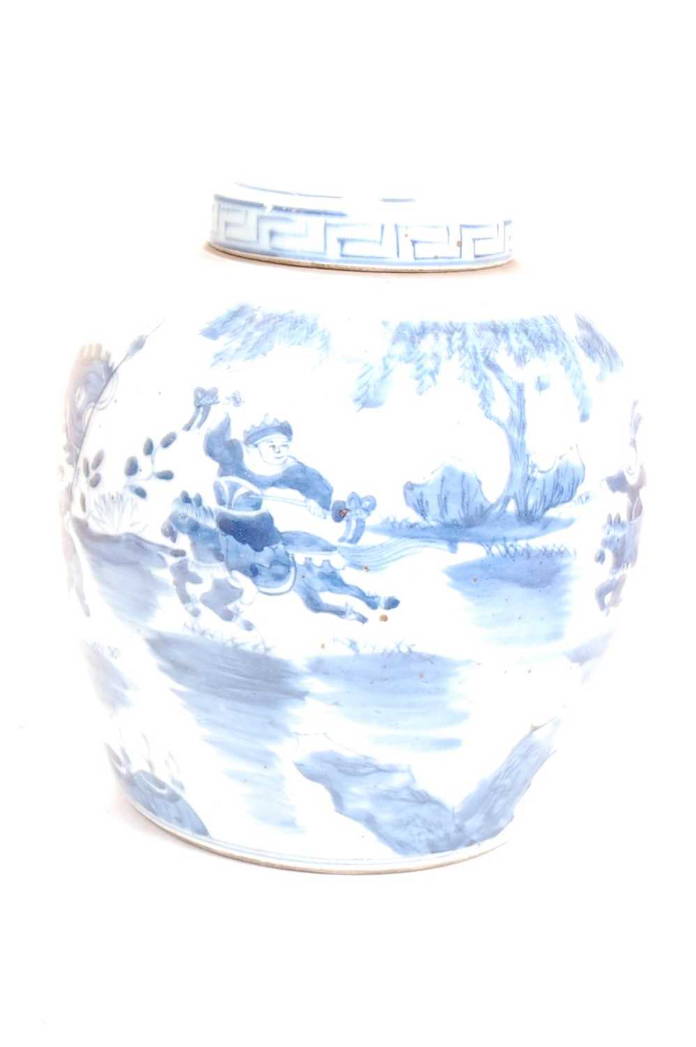 A Chinese export blue and white glazed stoneware ginger jar and cover, decorated with a battle scene - Image 5 of 5