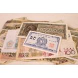 A collection of world banknotes, to include Central Bank of Gambia 100 dalasis, Japanese