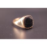 A 1970s 9ct gold and black onyx signet ring, T, 2.6 g