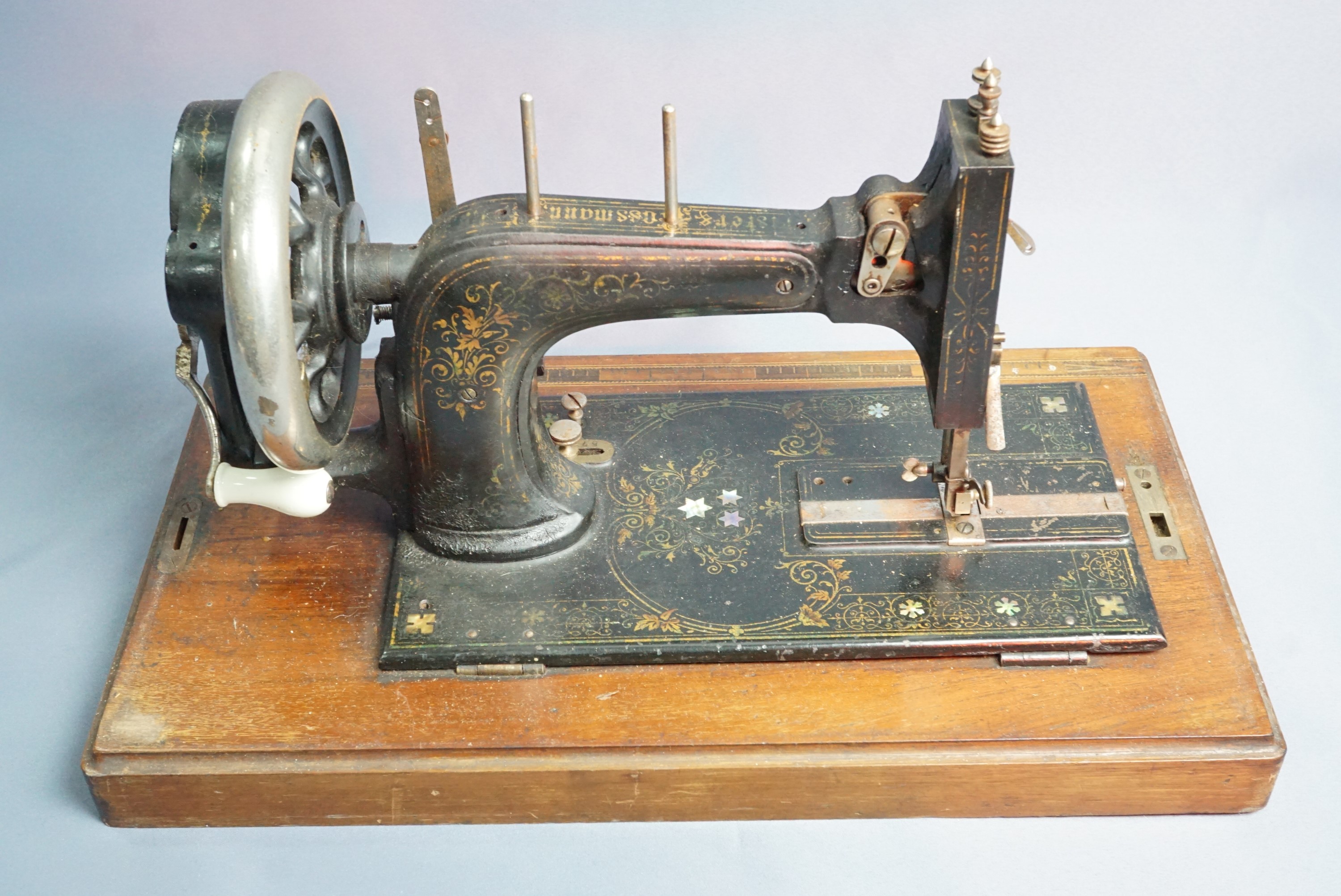 A late 19th Century Frister and Rossman hand-cranked sewing machine - Image 4 of 5