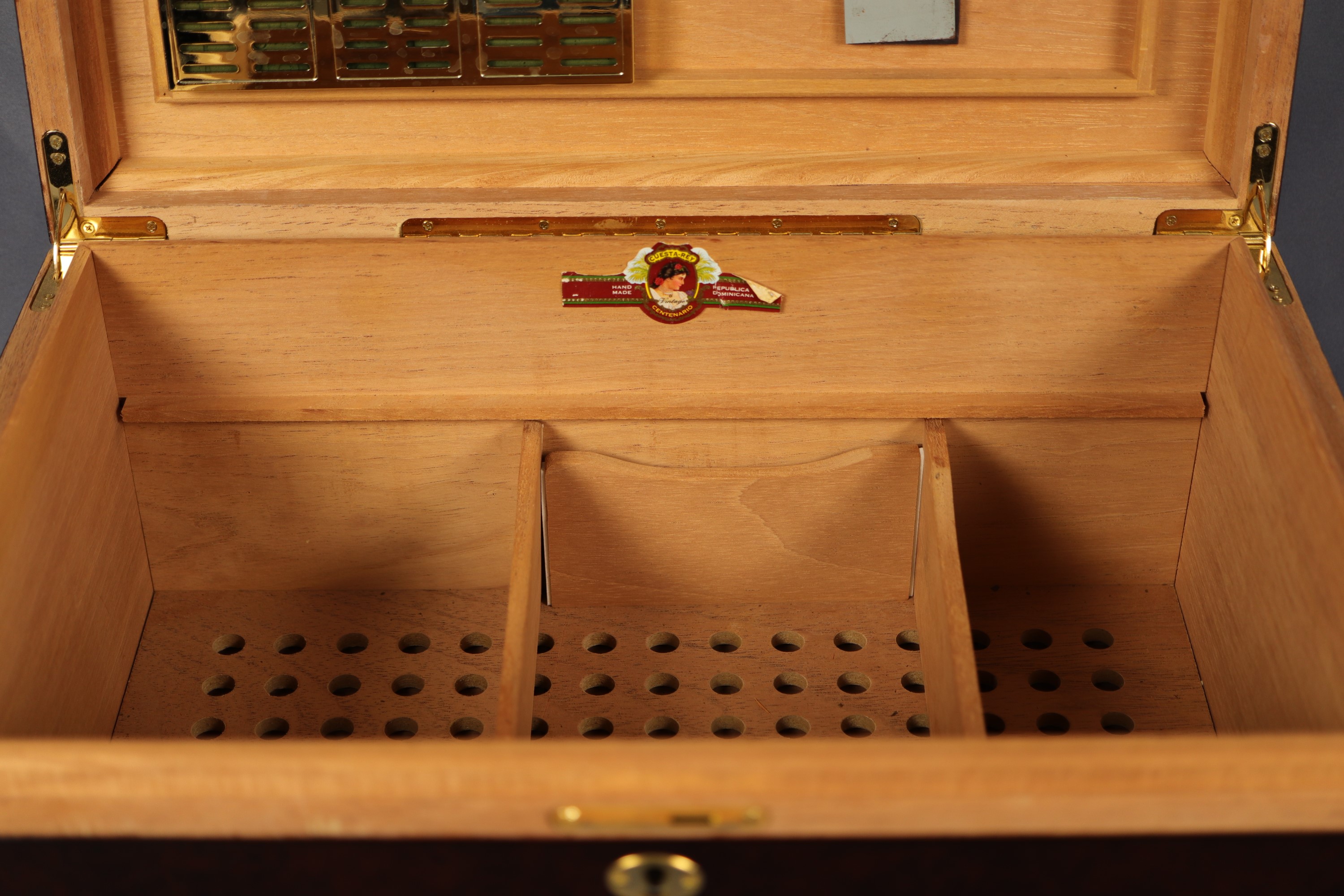 A large contemporary Makah Burl wood veneered cigar humidor, 46 cm x 31 cm x 27 cm - Image 3 of 5