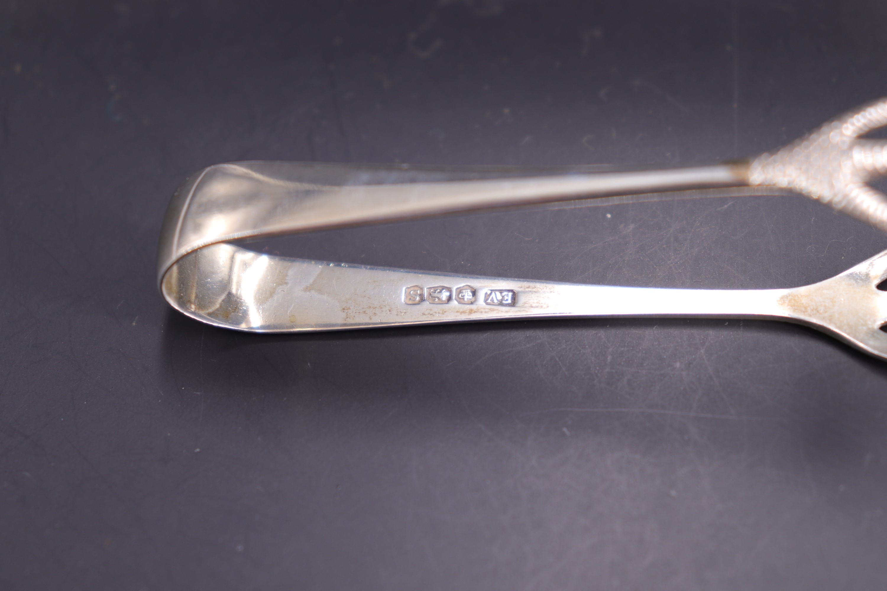 Four sets of silver sugar tongs, 45 g, longest 9 cm - Image 2 of 6