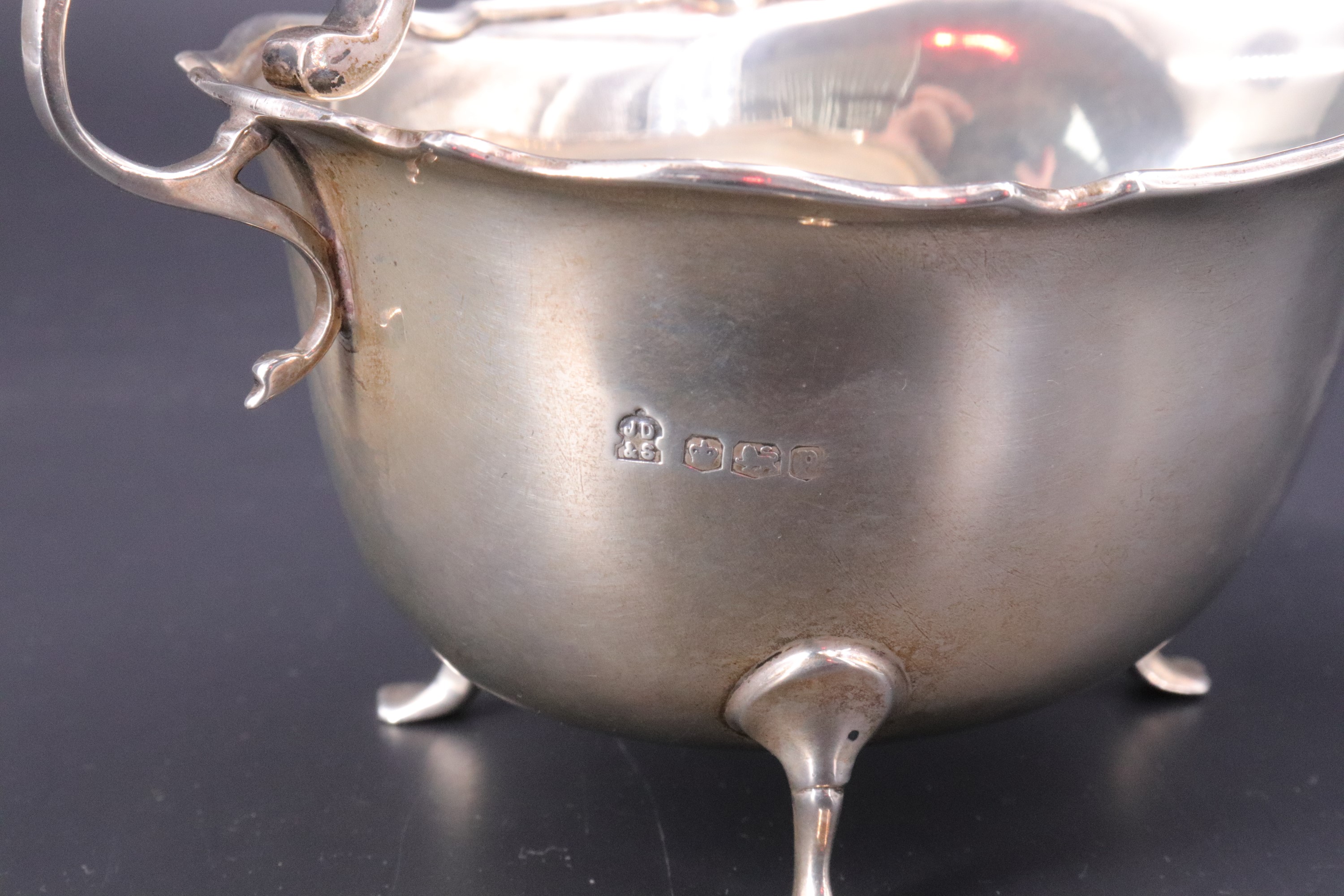 A George V silver sauce boat, James Deakin & Sons, Sheffield, 1932, 13.5 cm, 74 g - Image 2 of 2