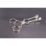 A set of 18th Century style silver tea tongs, 11 cm