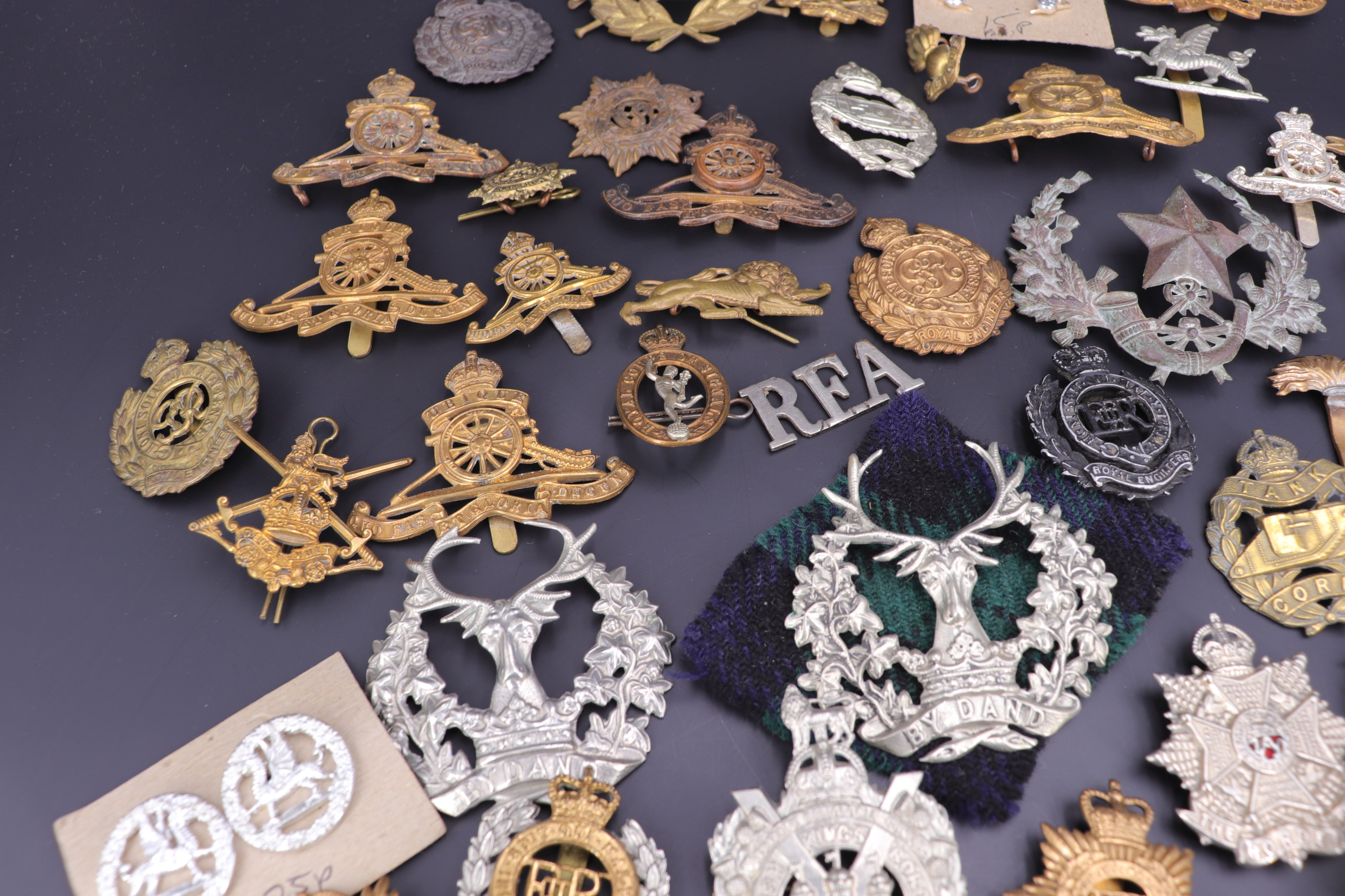 A large quantity of British cap badges etc - Image 4 of 10