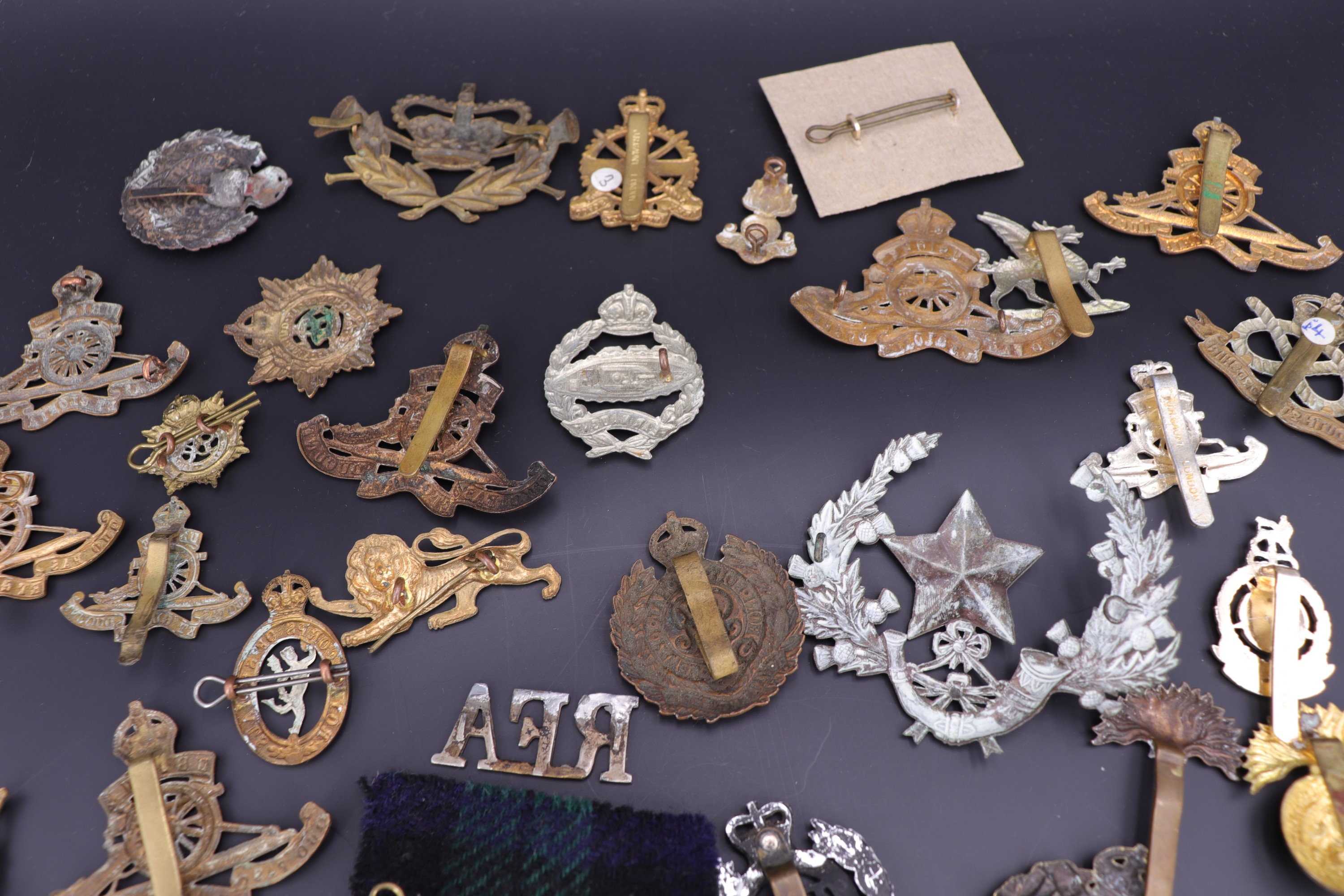 A large quantity of British cap badges etc - Image 7 of 10