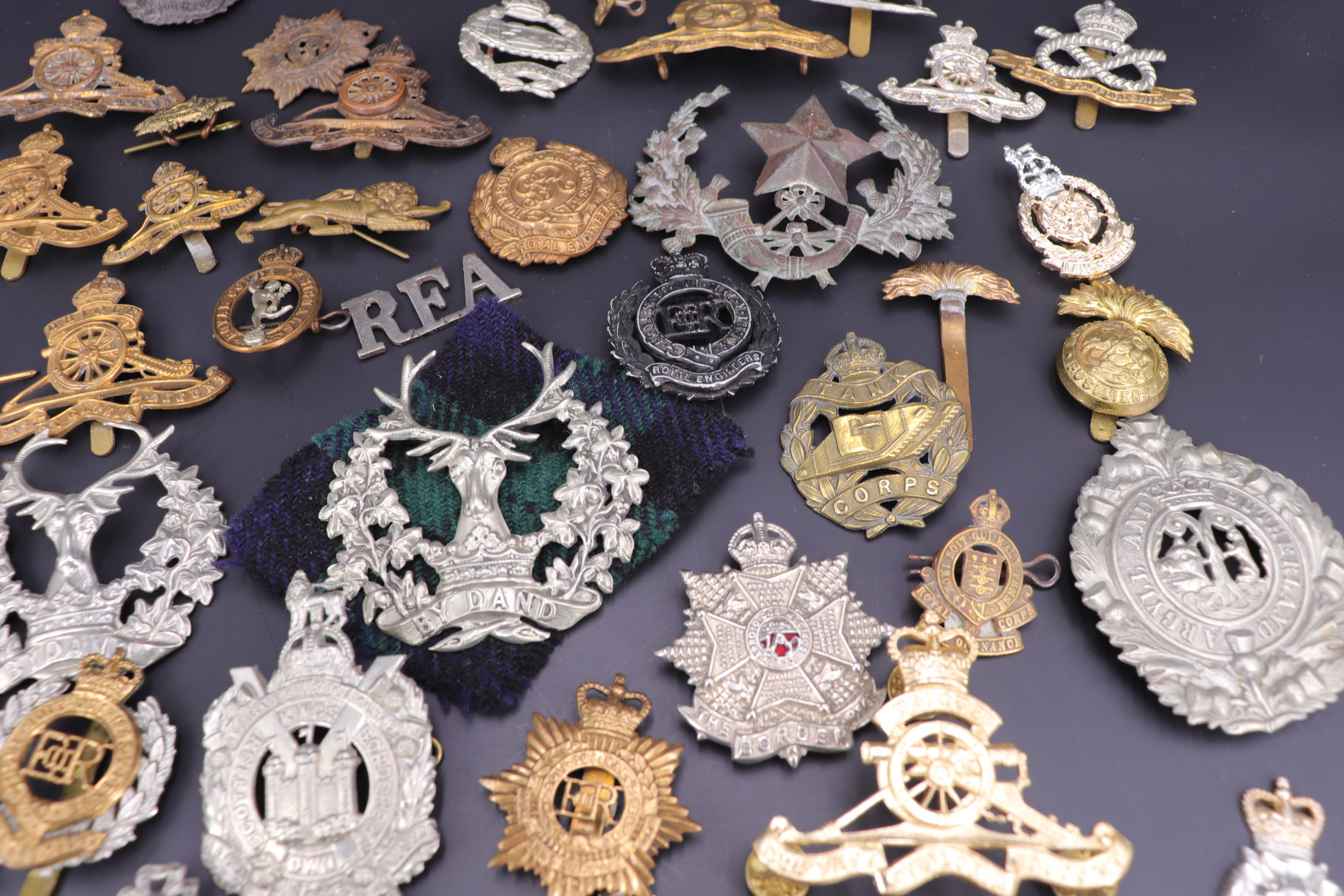 A large quantity of British cap badges etc - Image 3 of 10