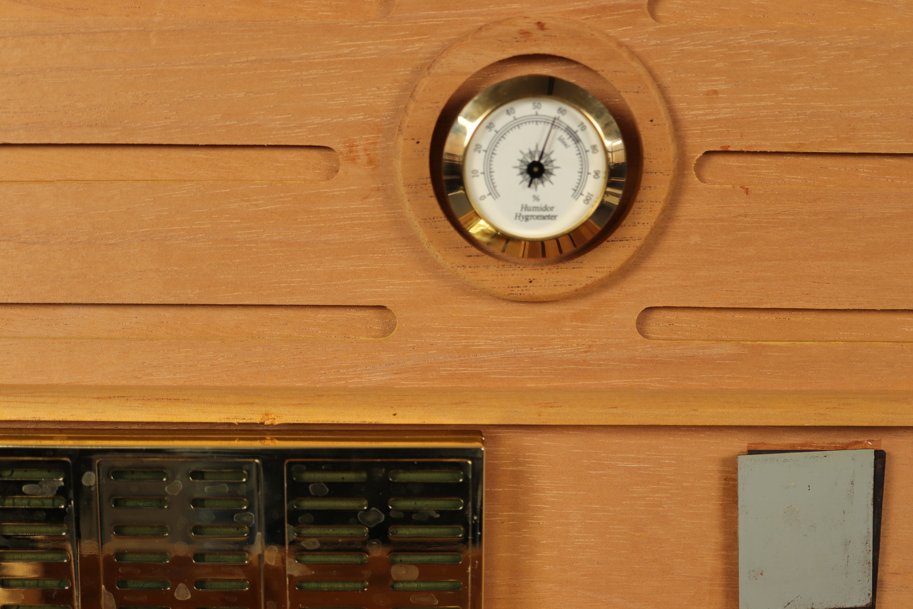 A large contemporary Makah Burl wood veneered cigar humidor, 46 cm x 31 cm x 27 cm - Image 4 of 5